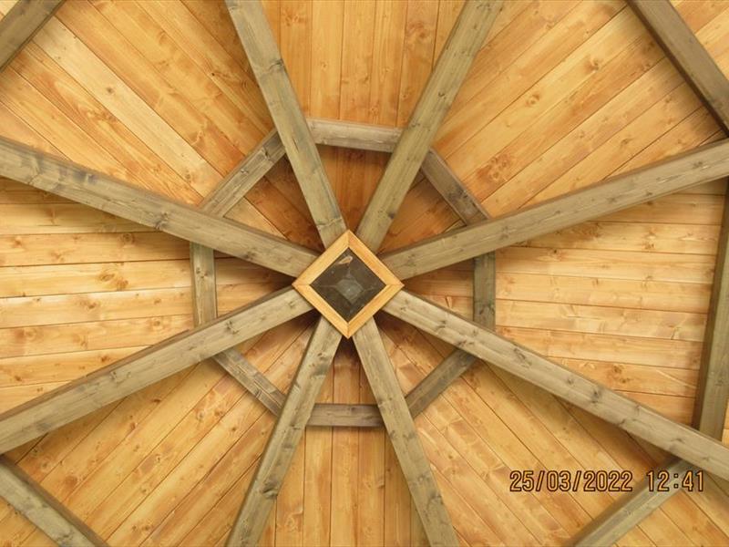 tetto in legno ottagonale