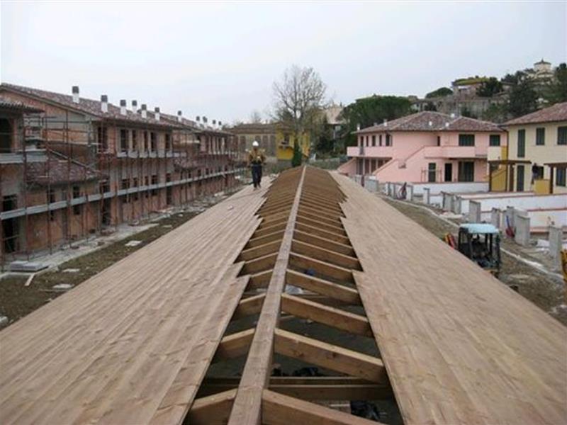 tetto in legno in costruzione
